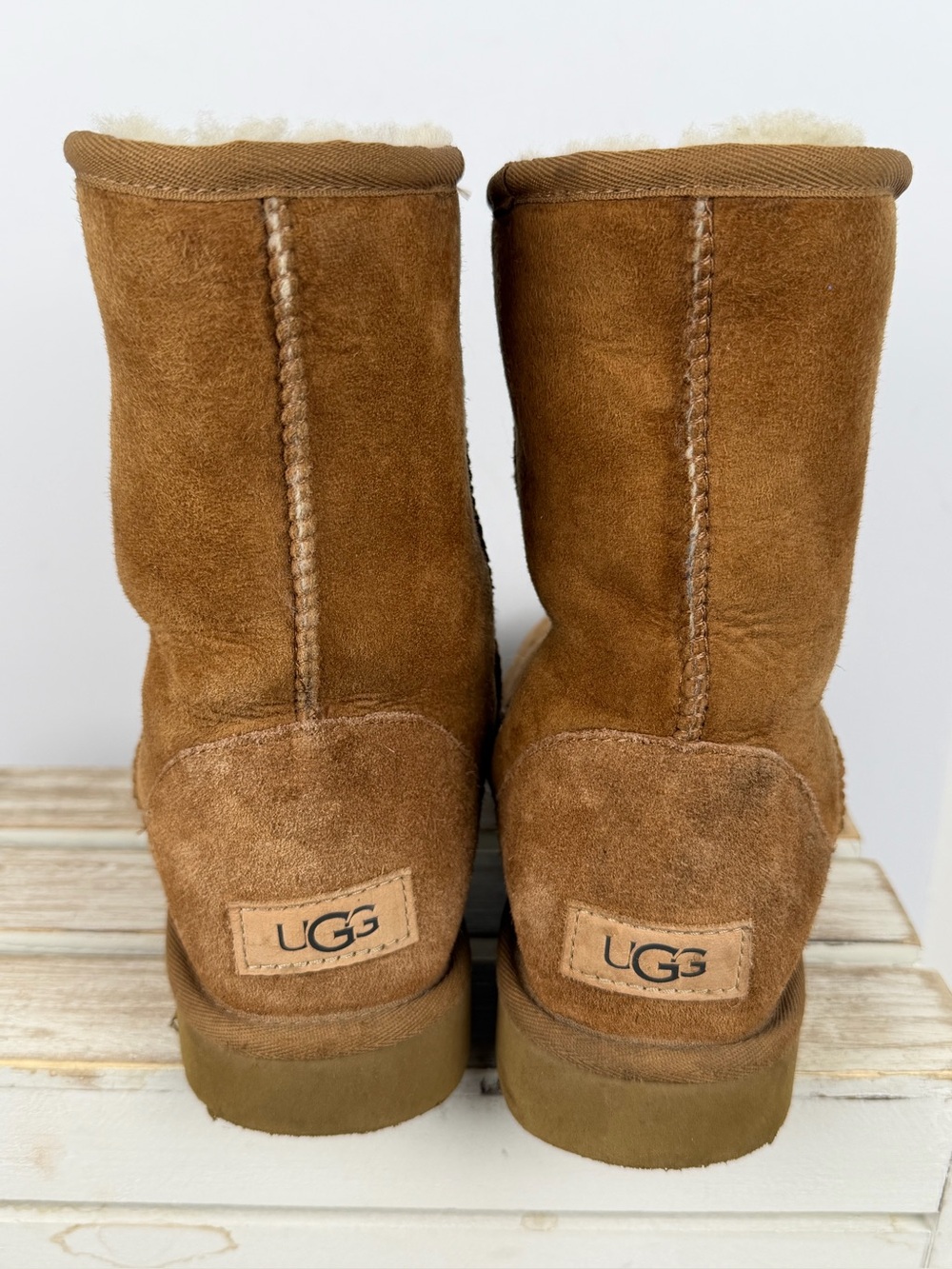 UGG Classic Short boots featuring a plush sheepskin lining women’s size 7 - Picture 7 of 13